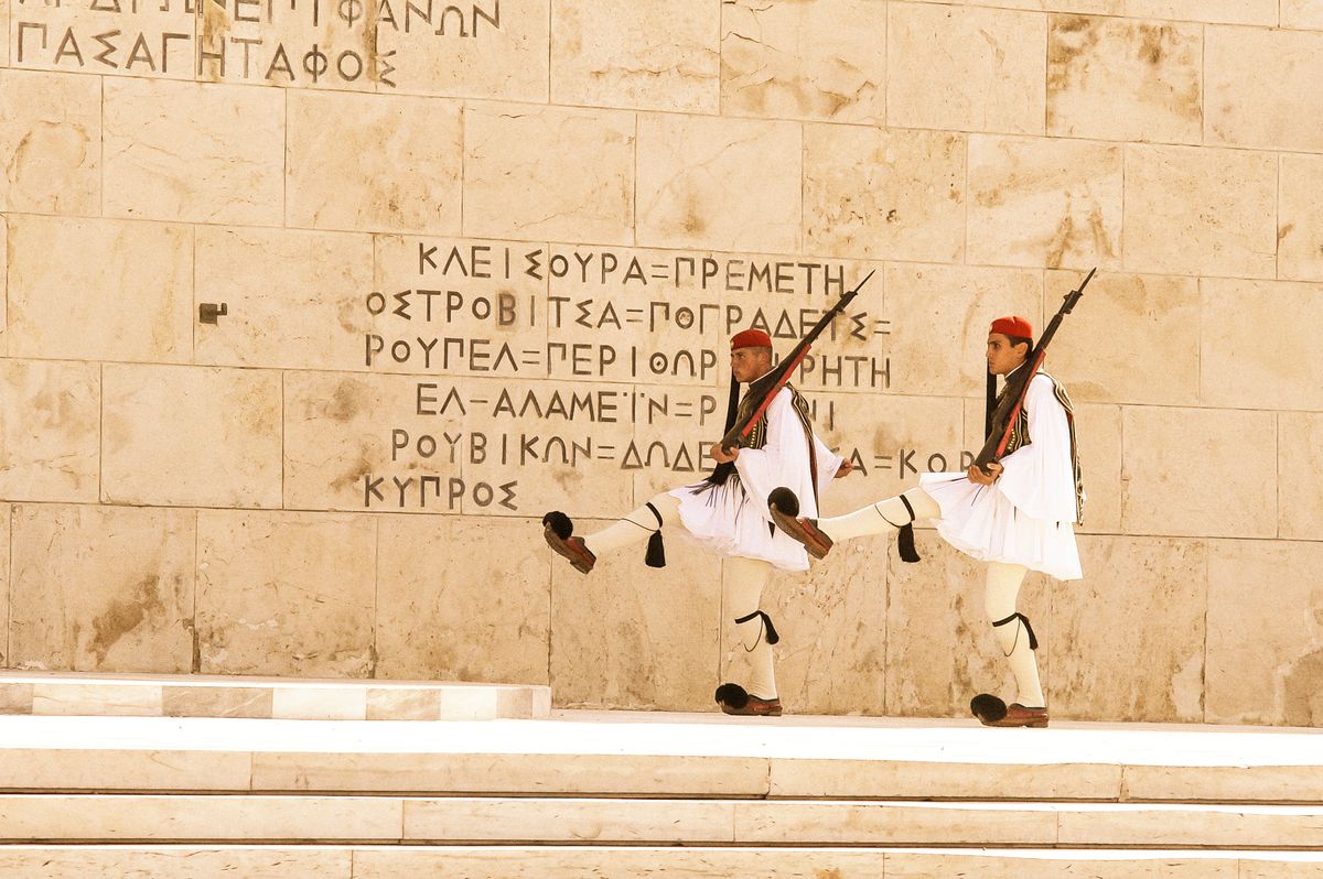 Evzonen vor dem Grab des Unbekannten Soldaten am Syntagma-Platz in Athen, Griechenland