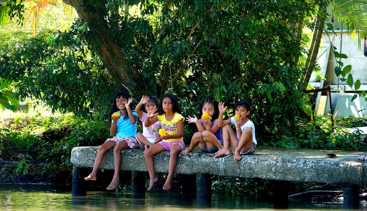 NIÑOS DE COSTA RICA EN LA SELVA DE TORTUGUERO