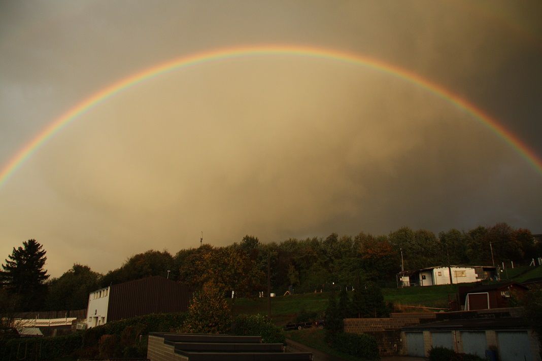 Un arc en ciel dans mon jardin, la beauté de l'éphémère, la magie de l'instant pris comme une éclipse de lumière.