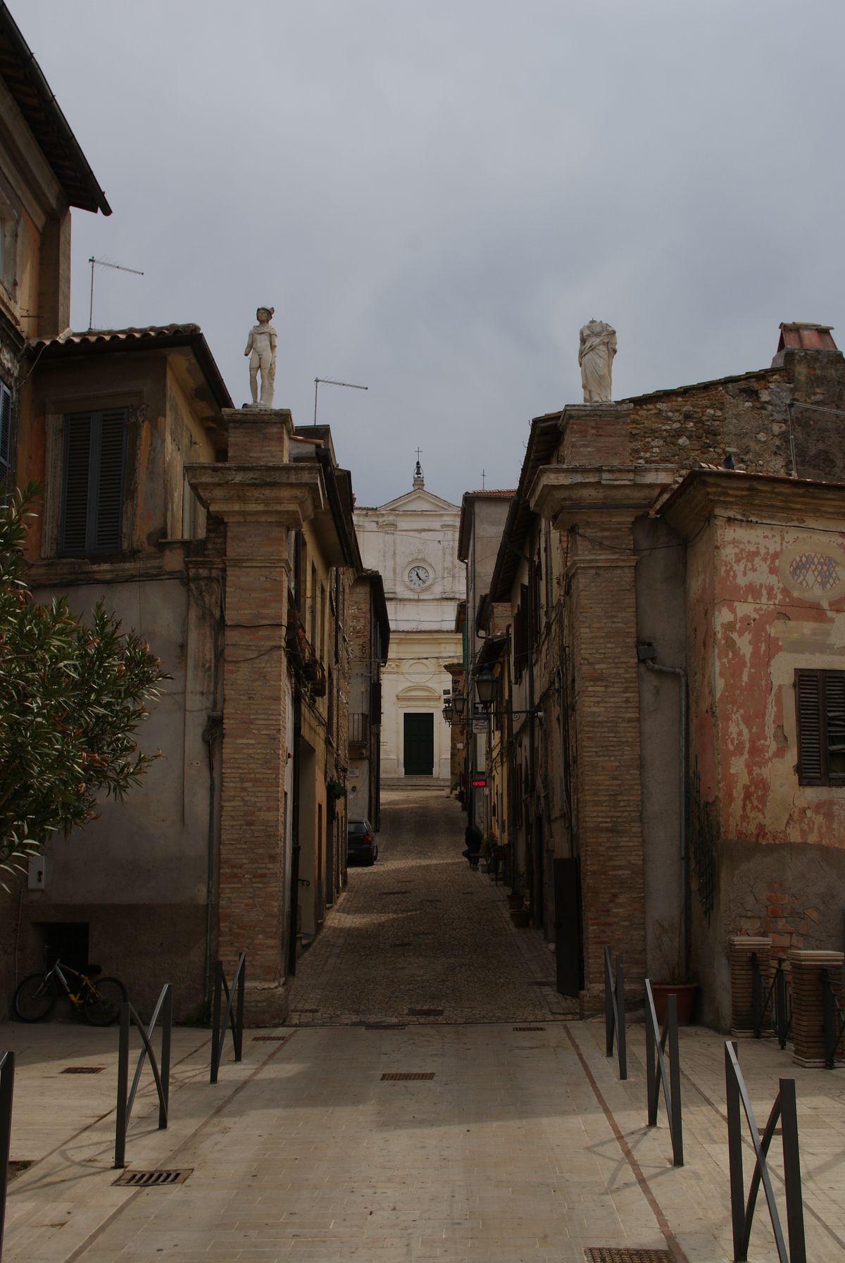 Hoofdstraat in Roccantica, Lazio, Italië. Maart 2012. Sony A300