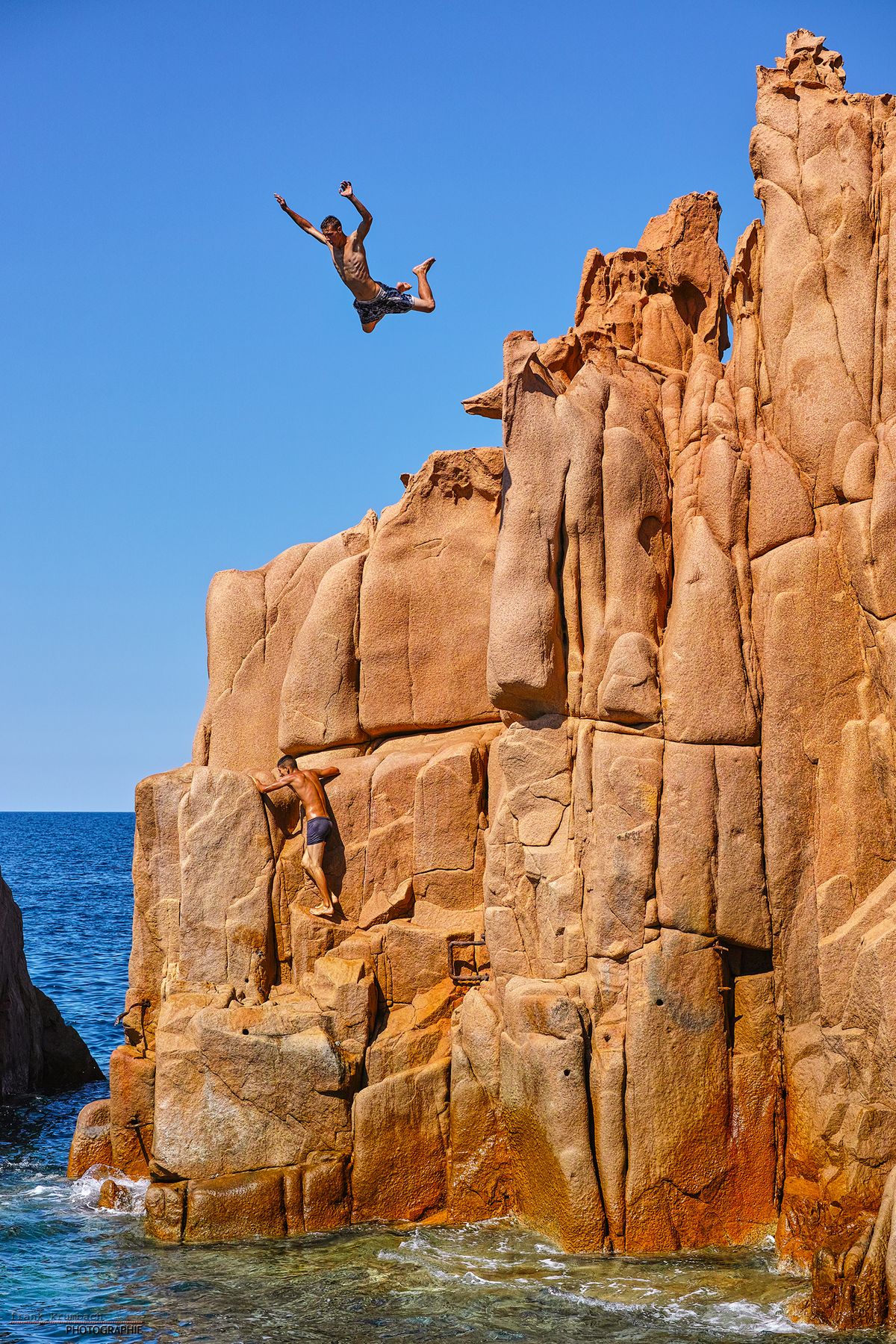 Eine Abkühlung bei über 30° verschaften sich diese tollkühnen Jungs bei den roten Porphyrfelsen in Arbatax/Sardinien