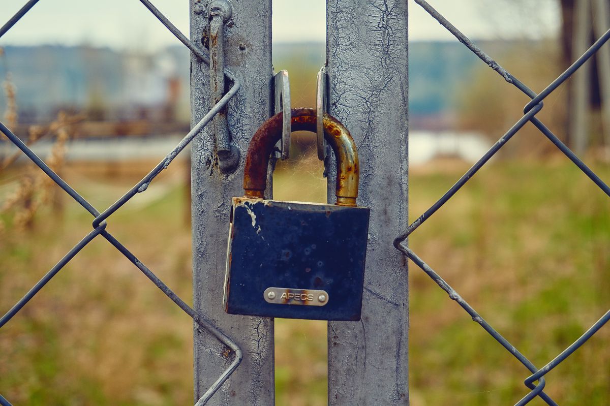 entrance is closed in color