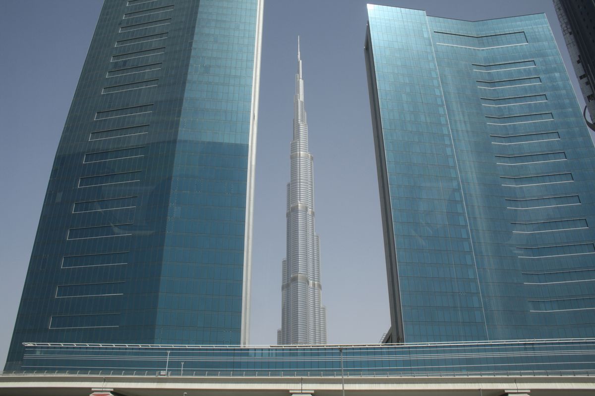 De Burj Khalifa, 's werelds hoogste gebouw, gefotografeerd tussen twee andere gebouwen door.