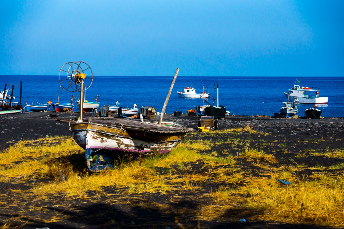 Wulkaniczna plaża na Stromboli