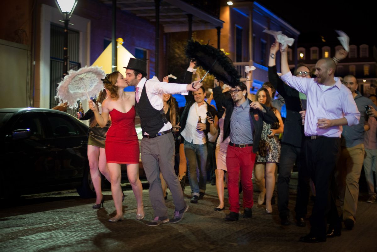 Gemaakt in New Orleans tijdens een zogenaamde 'Second Line Jazz Parade' waar onder politie escorte door de straten wordt gedanst.