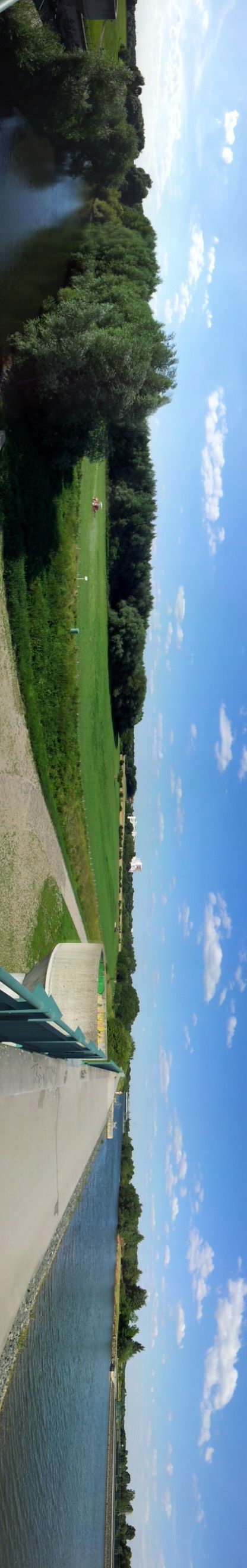 Dies ist eine Gewässerkreuzung in Seelze bei Hannover. Hier fliesst die Leine unter dem Mittellandkanal hindurch.